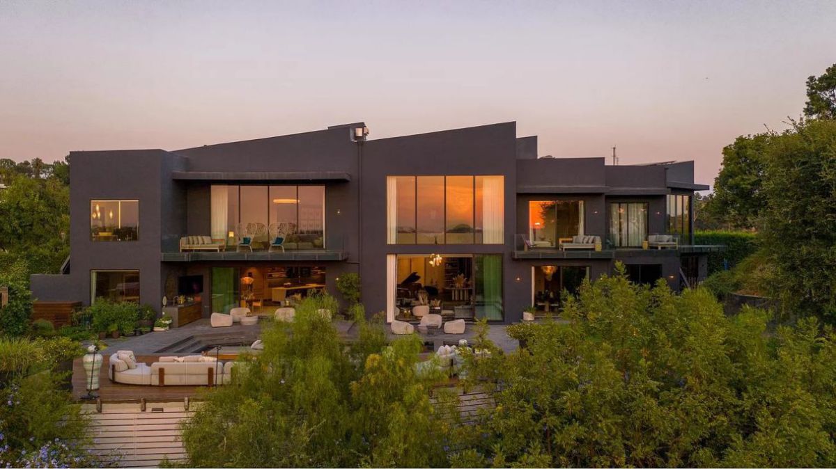 Beverly-Hills-House-with-Extraordinary-Living-Spaces-1