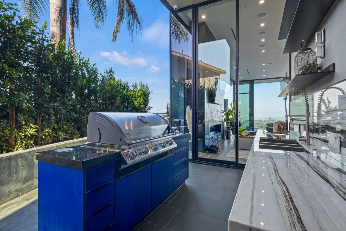 Brand-New-Los-Angeles-Architectural-Masterpiece-hits-Market-21