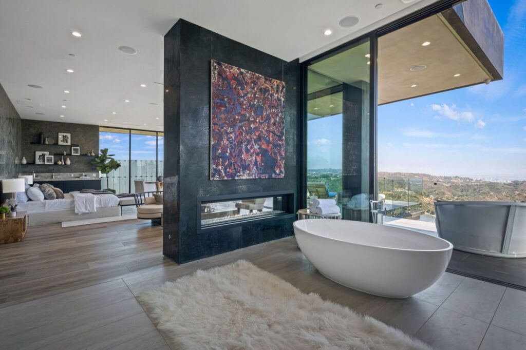 Brand New Los Angeles Architectural Masterpiece hits Market