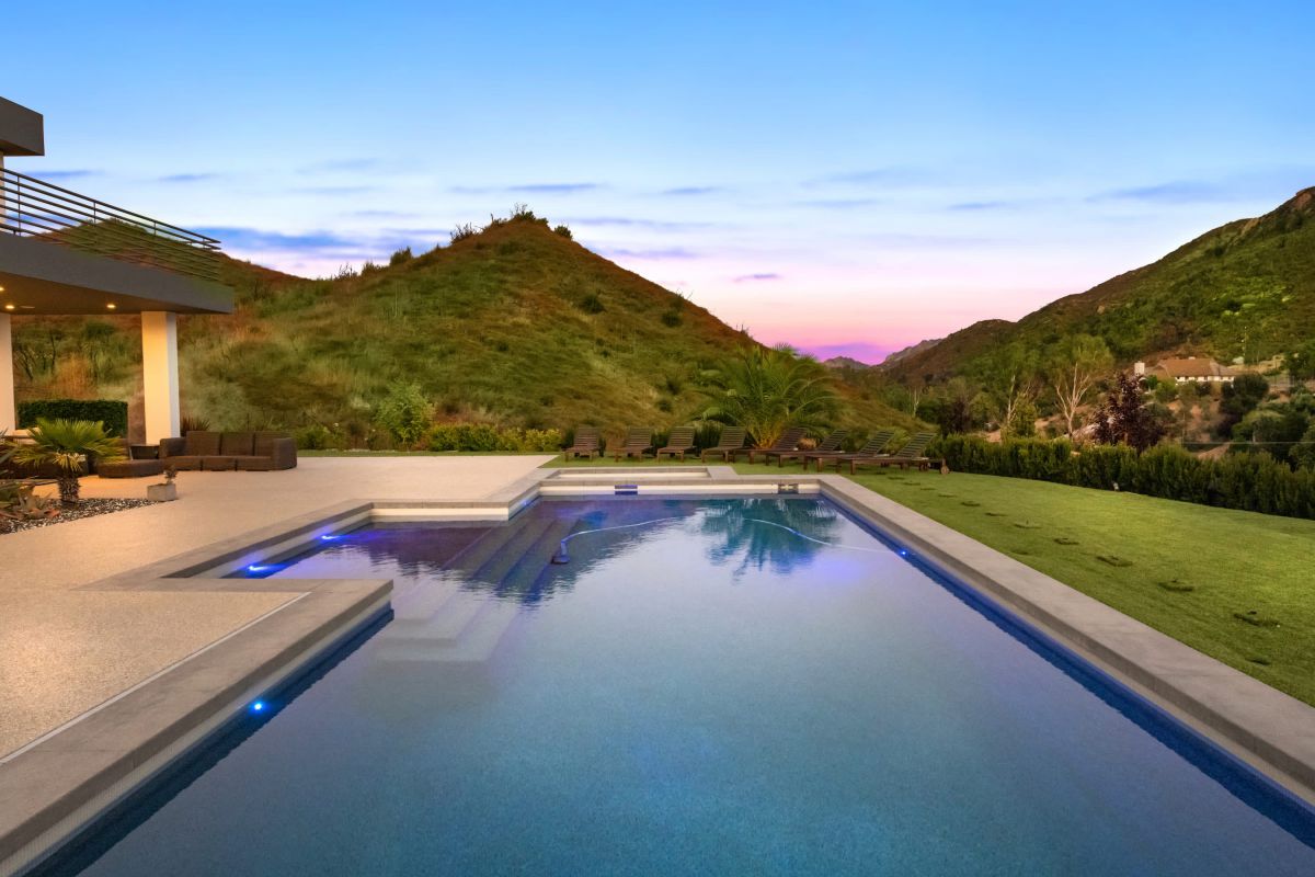 California-House-with-Exceptional-Design-at-Agoura-for-Sale-11