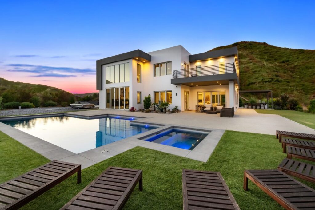 California House with Exceptional Design in Agoura for Sale