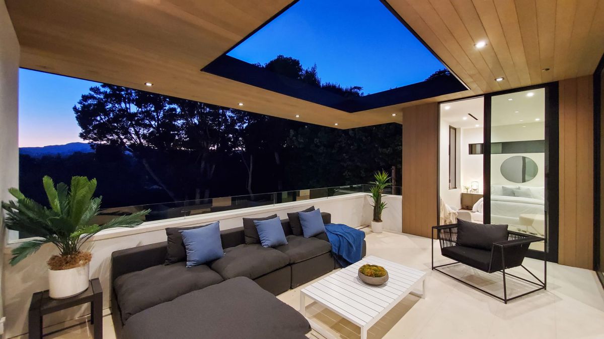 Exquisite-Los-Angeles-Modern-House-215-N-Saltair-Ave-11