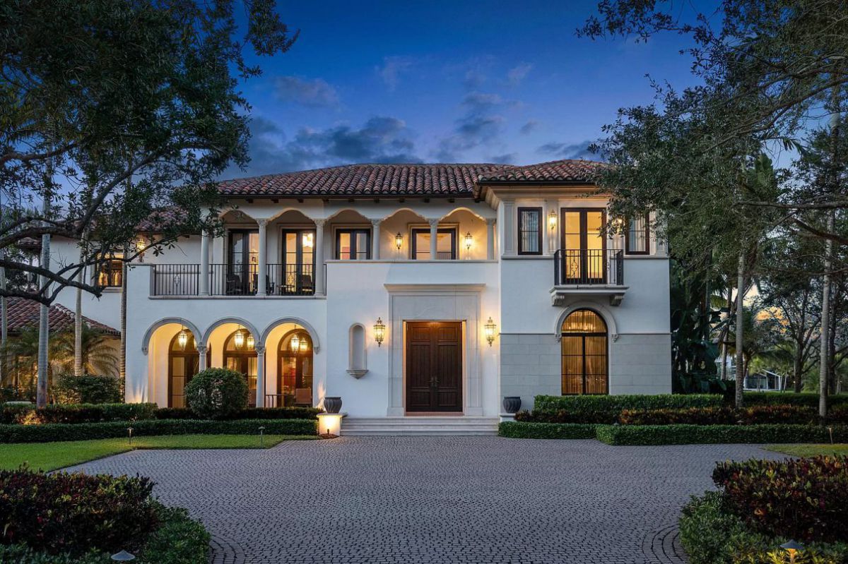 Florida-Custom-Built-Home-with-Finest-Finishings-20