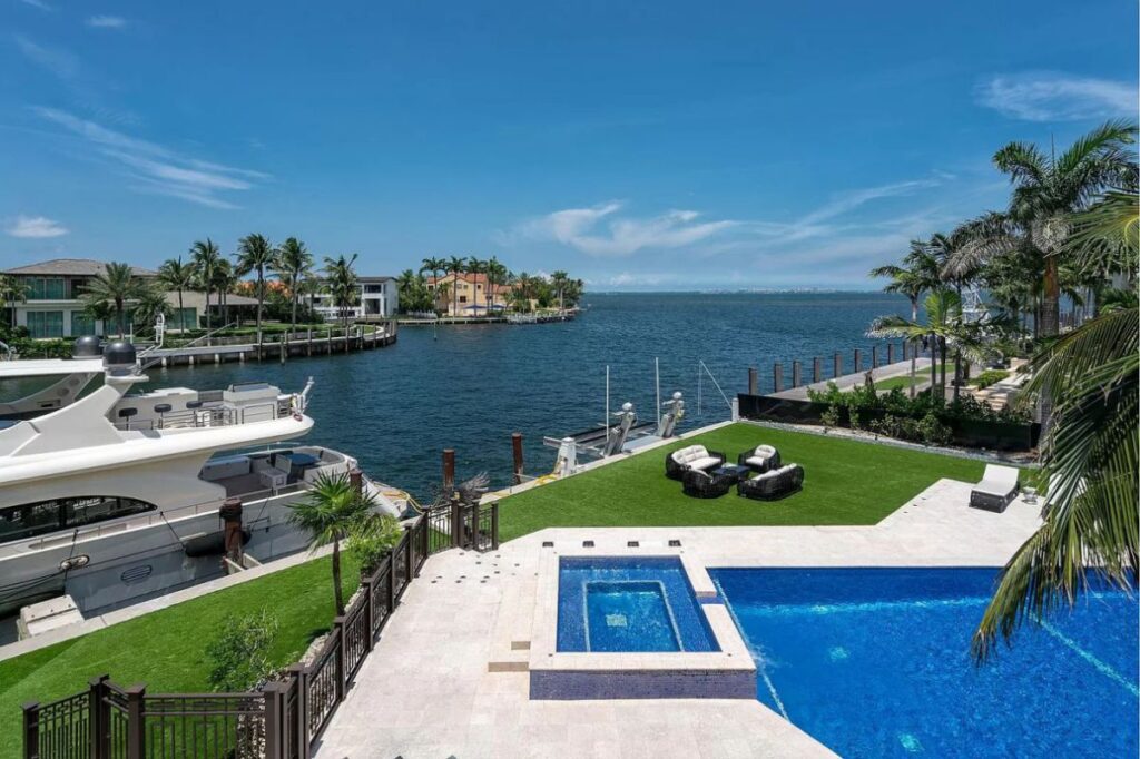 Florida Transitional House on Tahiti Beach Island