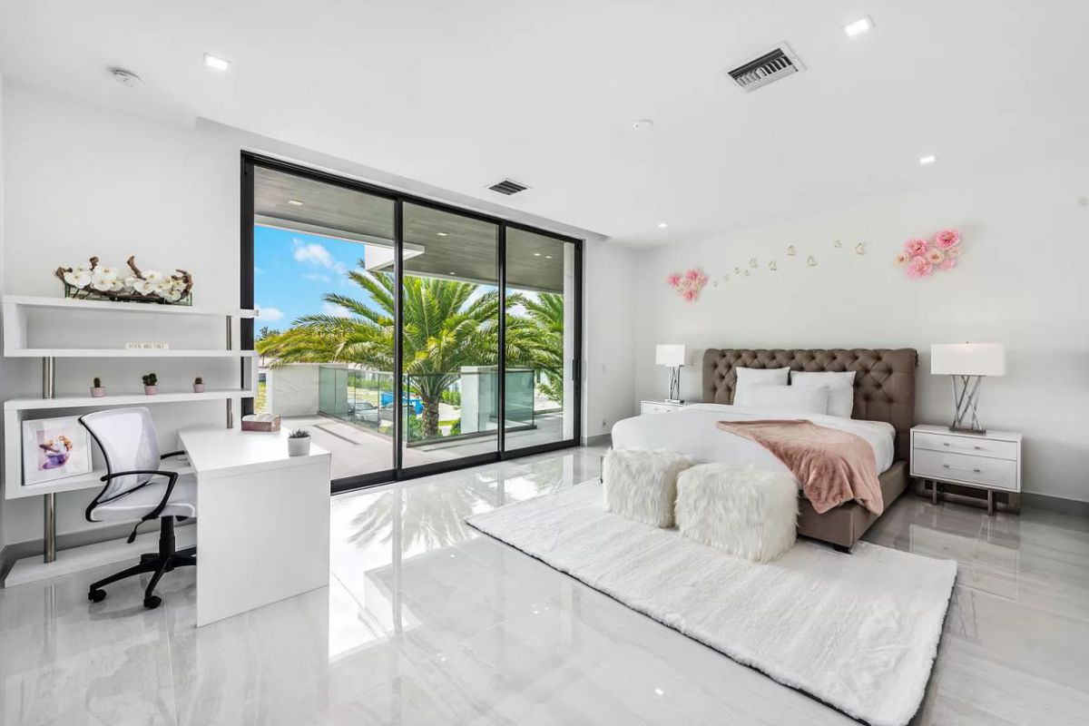 Fort-Lauderdale-Custom-Built-Modern-Home-hits-Market-23