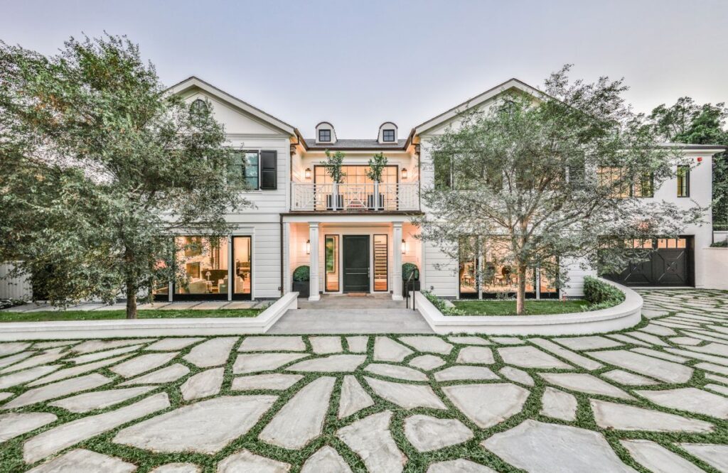 Georgian Traditional Home for Sale in Beverly Hills