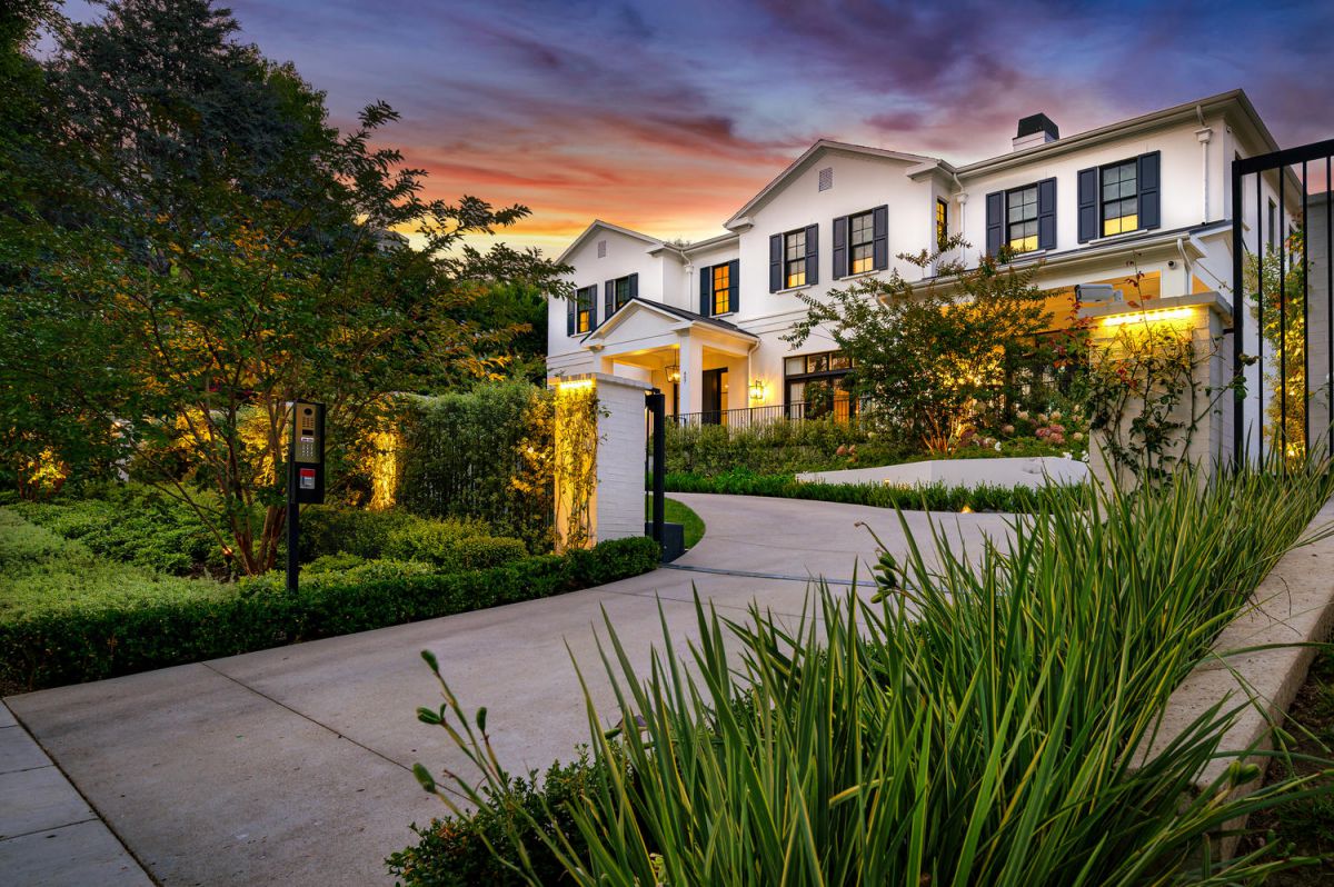 Georgian-Transitional-Home-in-Beverly-Hills-hits-Market-1