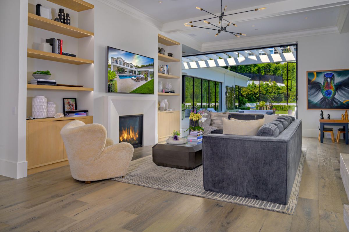 Georgian-Transitional-Home-in-Beverly-Hills-hits-Market-18