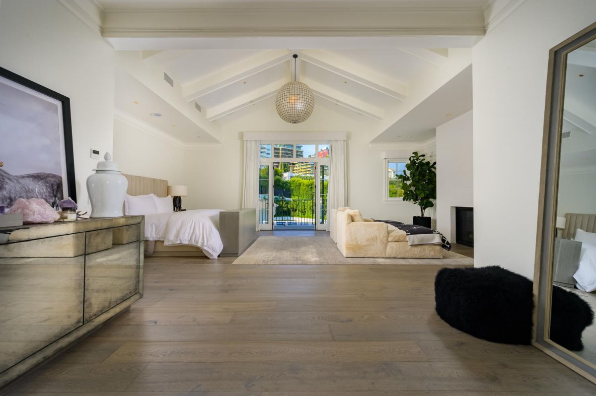 Georgian-Transitional-Home-in-Beverly-Hills-hits-Market-19