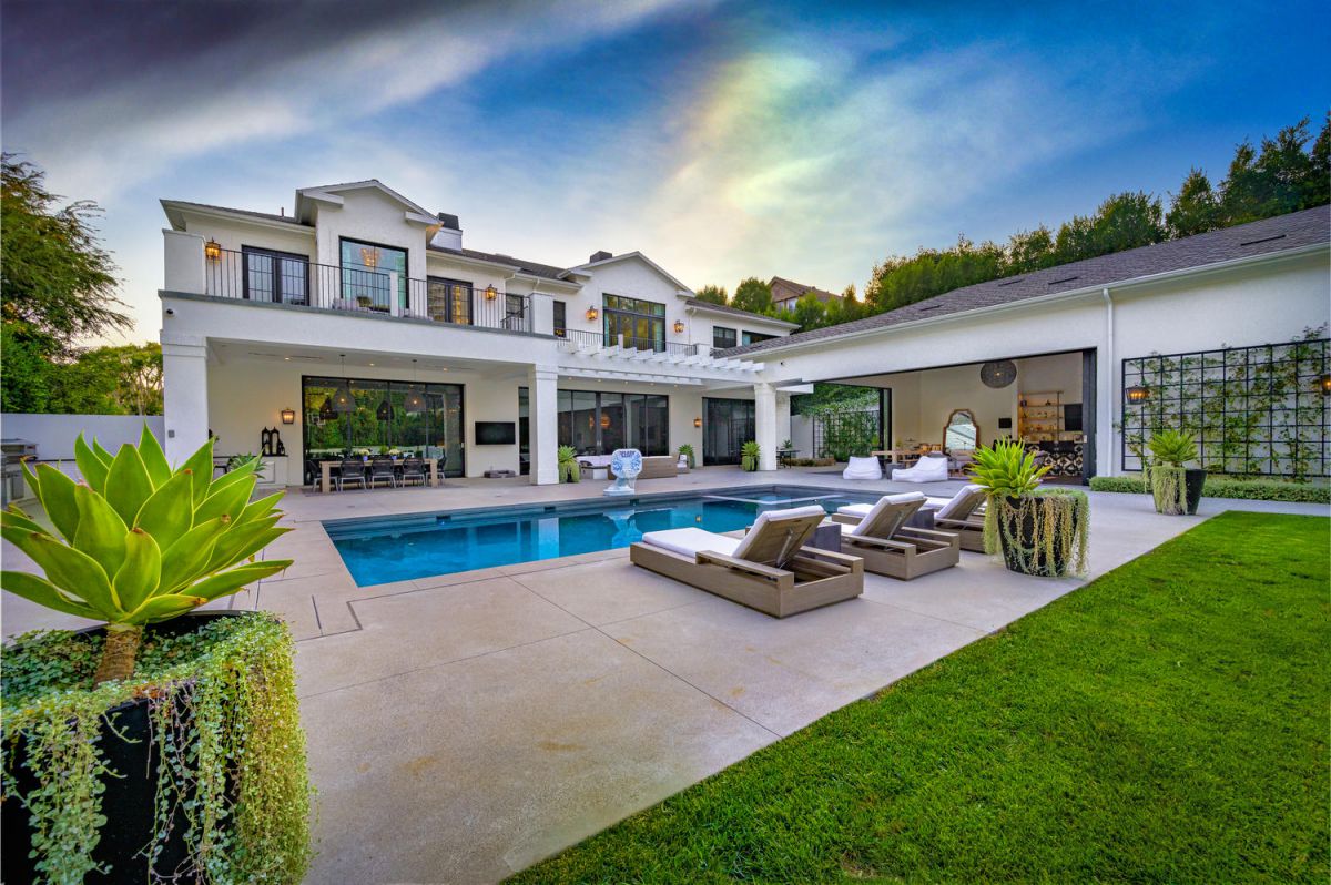 Georgian-Transitional-Home-in-Beverly-Hills-hits-Market-35