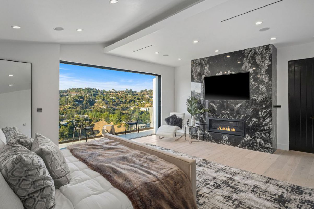 Hollywood-Hills-House-Set-Behind-Private-Gates-hit-Market-10