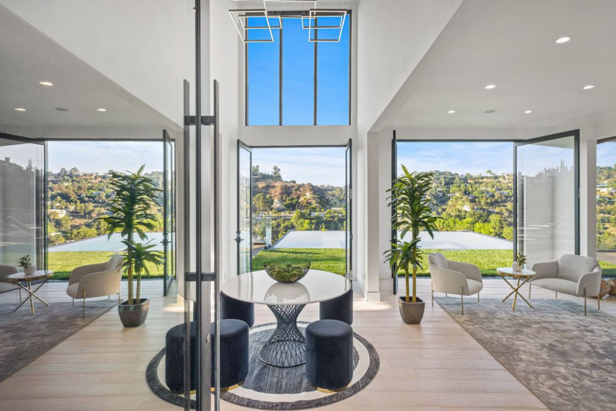 Hollywood-Hills-House-Set-Behind-Private-Gates-hit-Market-2