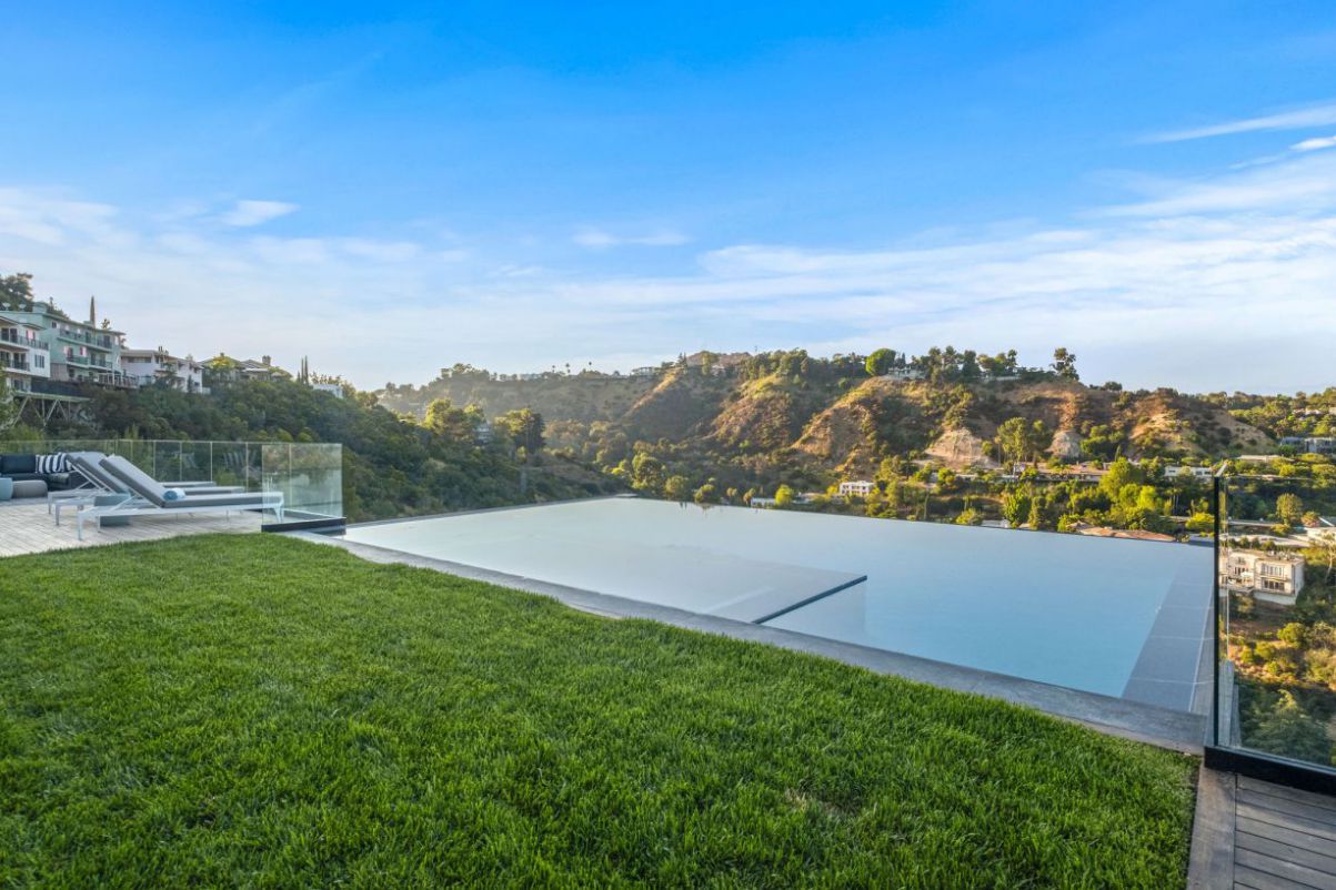 Hollywood-Hills-House-Set-Behind-Private-Gates-hit-Market-9