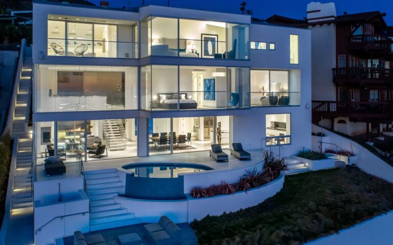 Laguna Beach House in California by Morris Skenderian & Associates