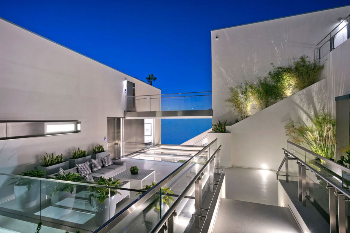 Laguna-Beach-House-in-California-by-Morris-Skenderian-Associates-16