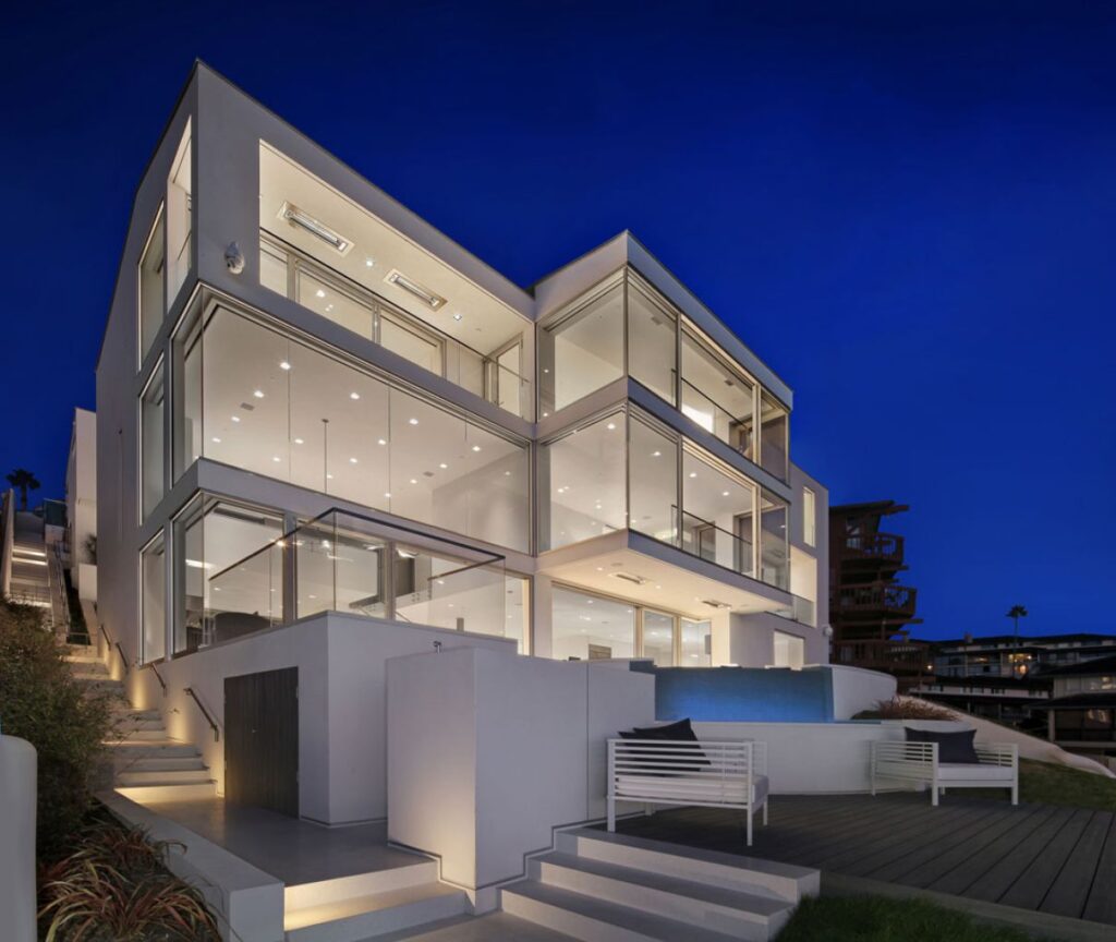 Laguna Beach House in California by Morris Skenderian & Associates