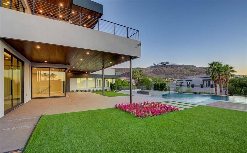 A Sleek Modern Las Vegas Luxury Home with Inspirational Views