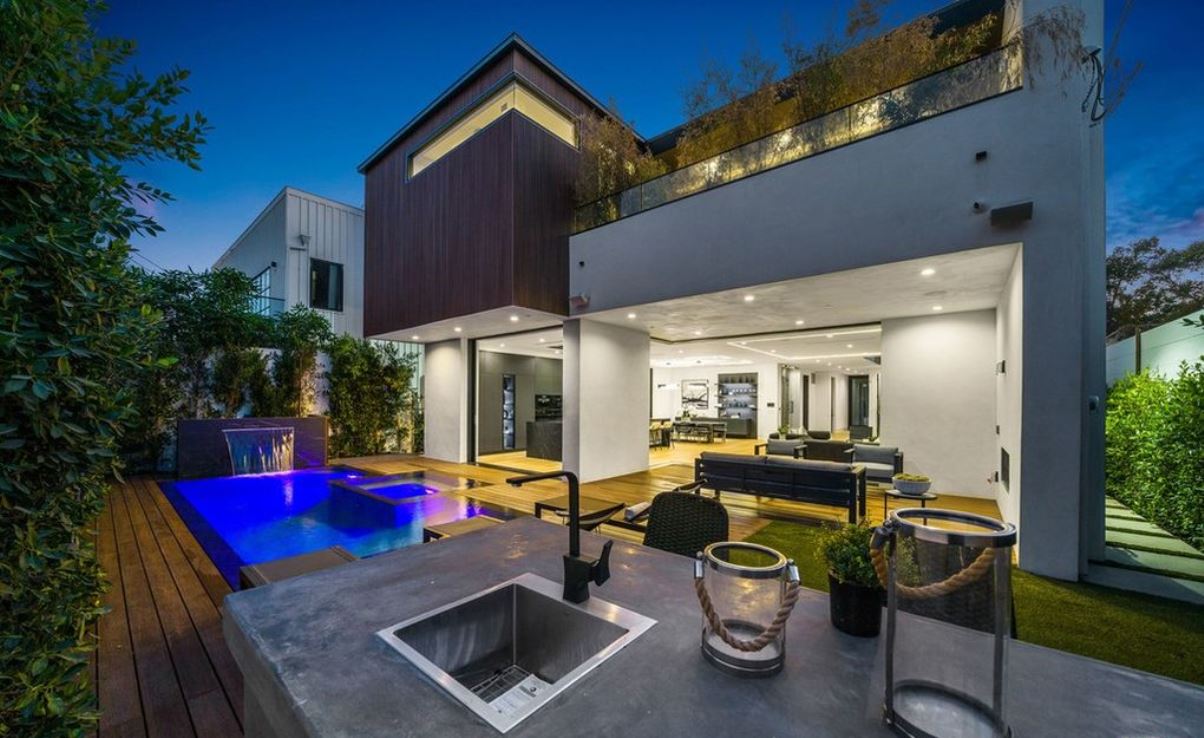 Magnificent-New-Construction-Home-in-Los-Angeles-asks-for-4.3-Million-3