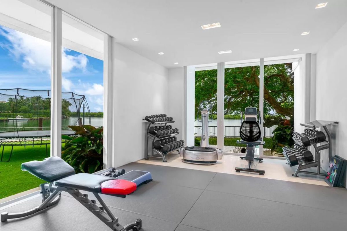 Mashta-Waterfront-Mansion-in-Key-Biscayne-for-Sale-18