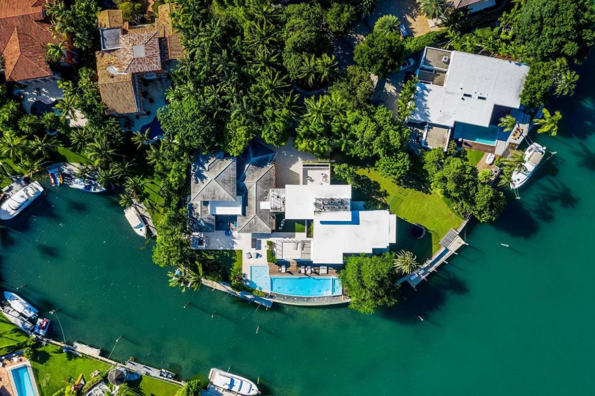 Mashta Waterfront Mansion in Key Biscayne for Sale at $15.5 Million