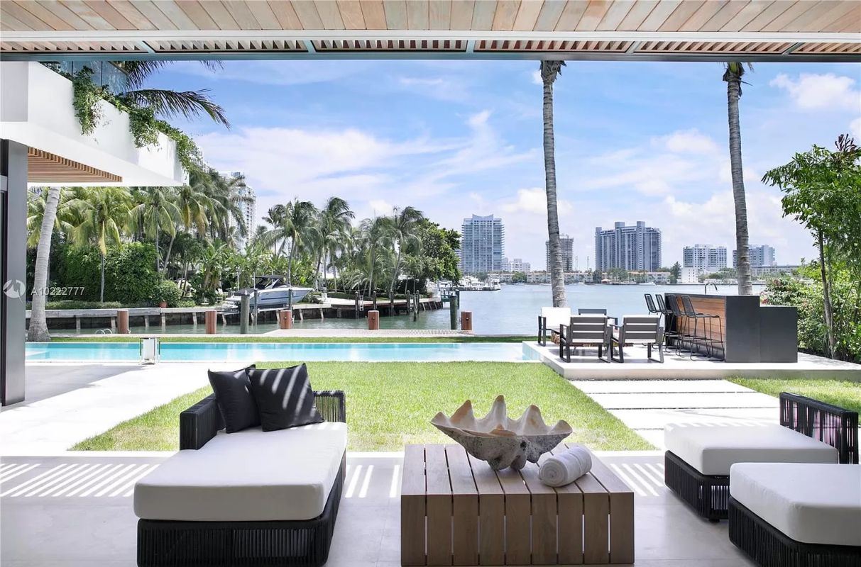 Miami-Beach-House-on-the-Prestigious-Sunset-Islands-for-Sale-at-19.9-Million-10