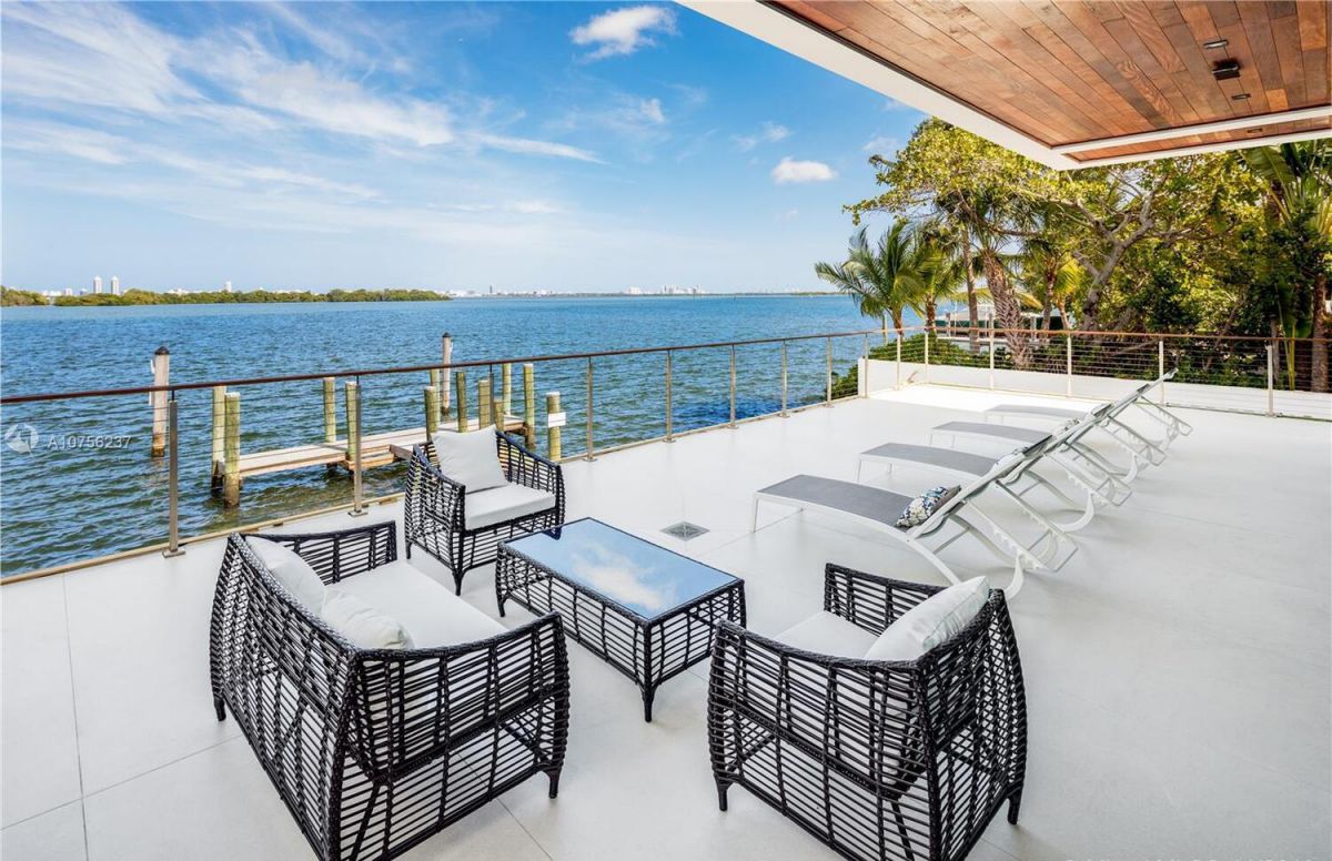 Miami-House-on-the-Prestigious-Belle-Meade-Island-for-Sale-14