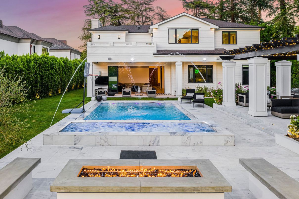 Modern-Farmhouse-in-Encino-Provides-the-Ultimate-Luxury-4