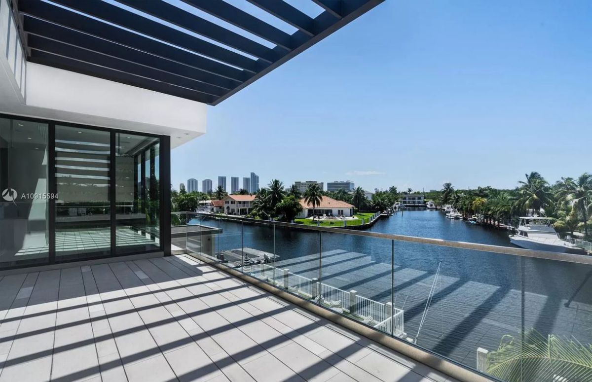 North-Miami-Beach-Modern-Home-with-Yacht-Dockage-13