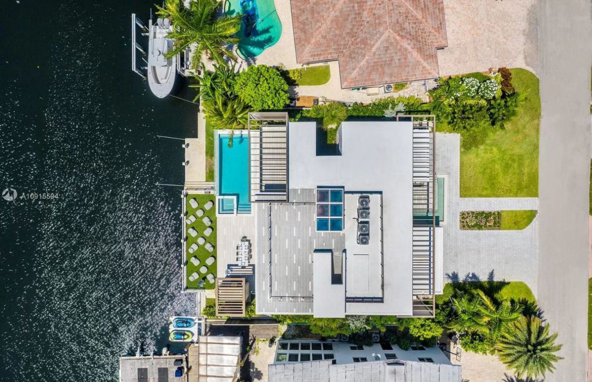 North-Miami-Beach-Modern-Home-with-Yacht-Dockage-18