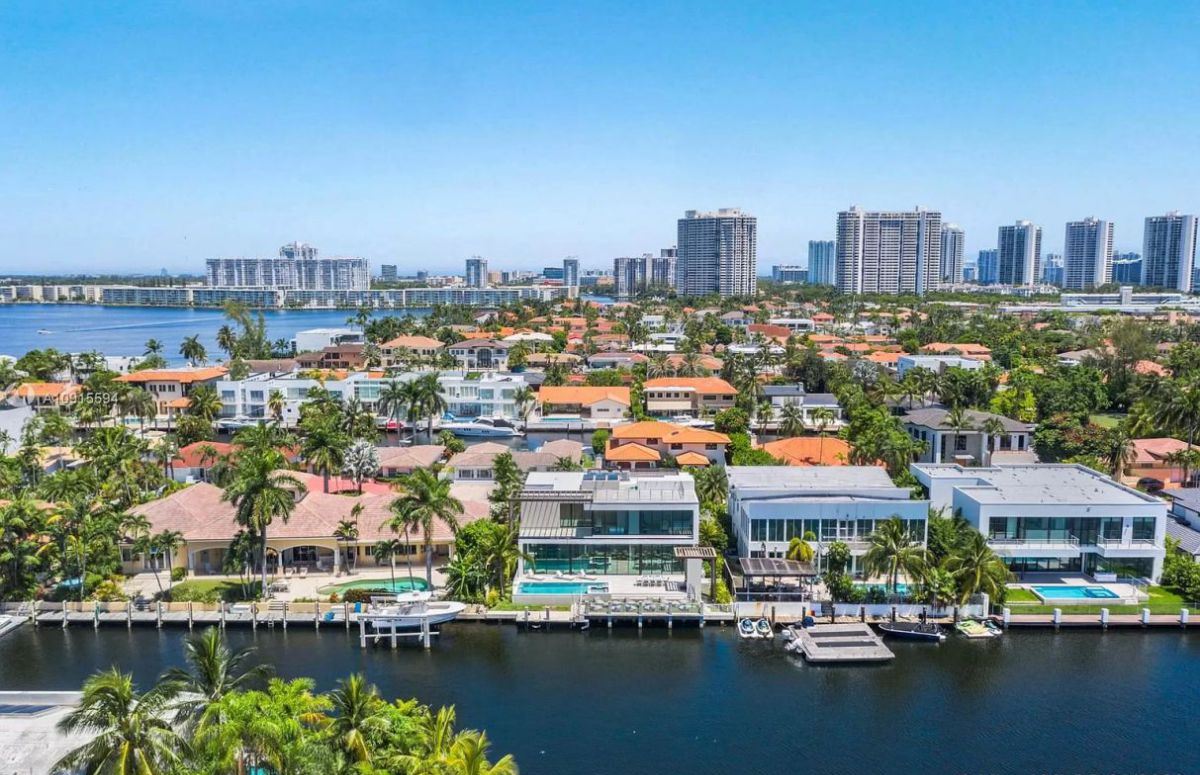 North-Miami-Beach-Modern-Home-with-Yacht-Dockage-21