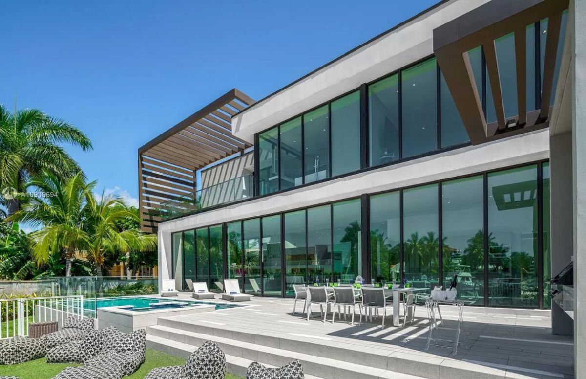 North-Miami-Beach-Modern-Home-with-Yacht-Dockage-22