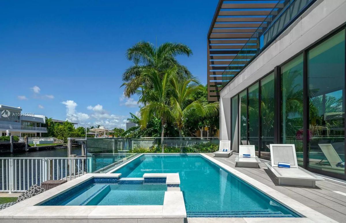 North-Miami-Beach-Modern-Home-with-Yacht-Dockage-23