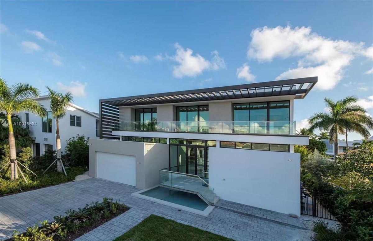 North-Miami-Beach-Modern-Home-with-Yacht-Dockage-24