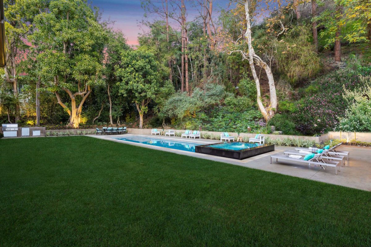 Traditional-Home-in-Stone-Canyon-Los-Angeles-for-Sale-37