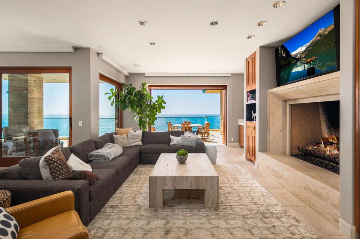 Unmatched-Laguna-Beach-House-with-Shimmering-Views-17