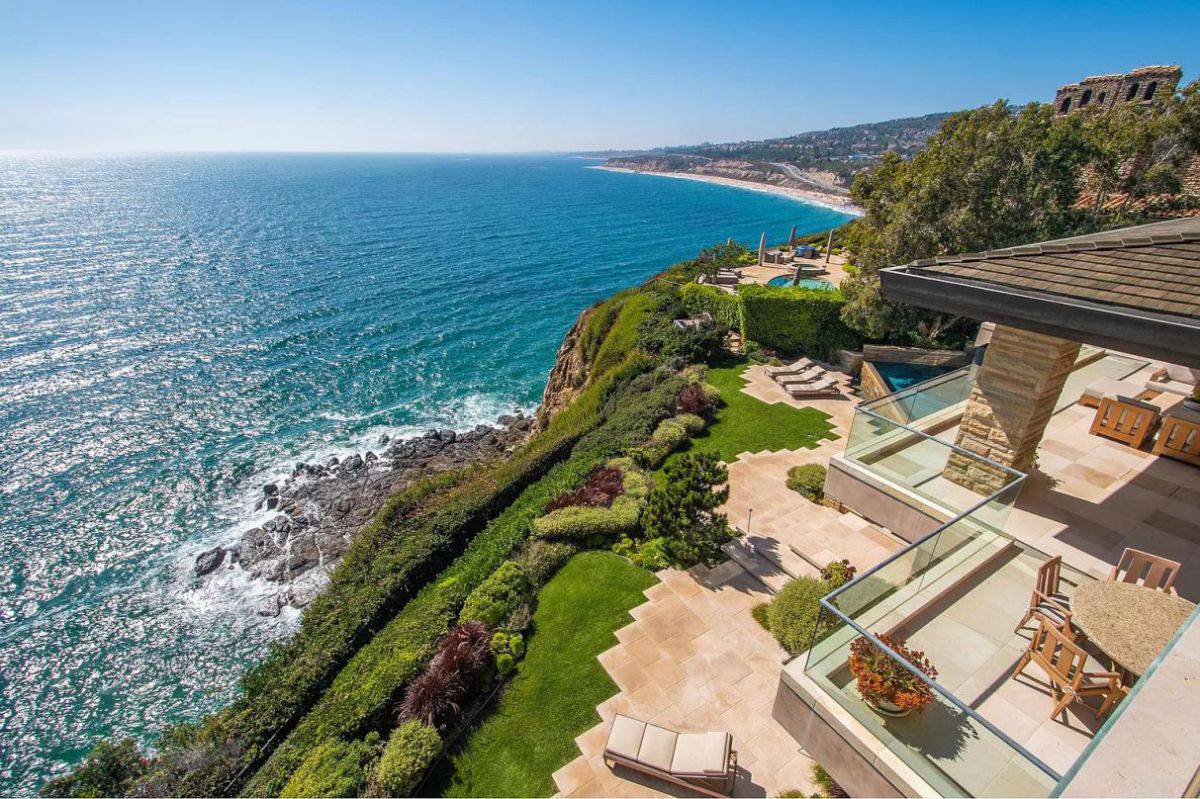 Unmatched-Laguna-Beach-House-with-Shimmering-Views-28