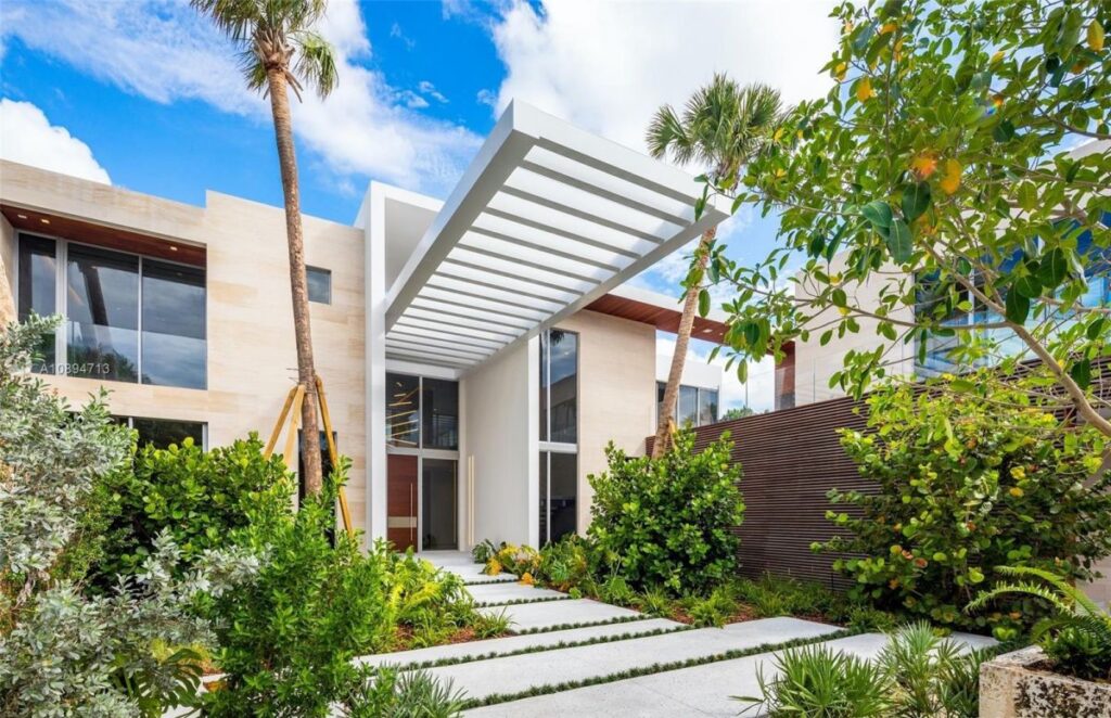 Unparalleled Sabal Palm Modern House in Florida for Sale