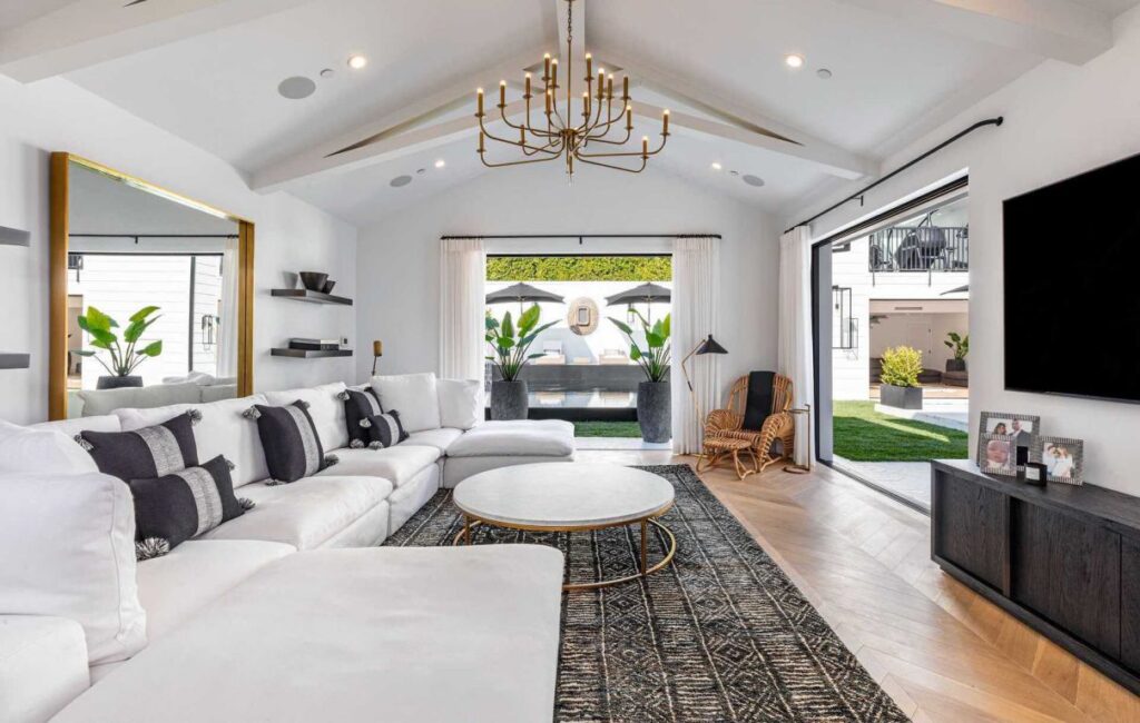 Brand New Home in Beverly Hills offers Exquisite Architecture