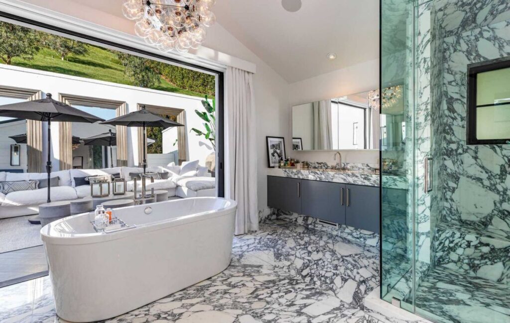 Brand New Home in Beverly Hills offers Exquisite Architecture