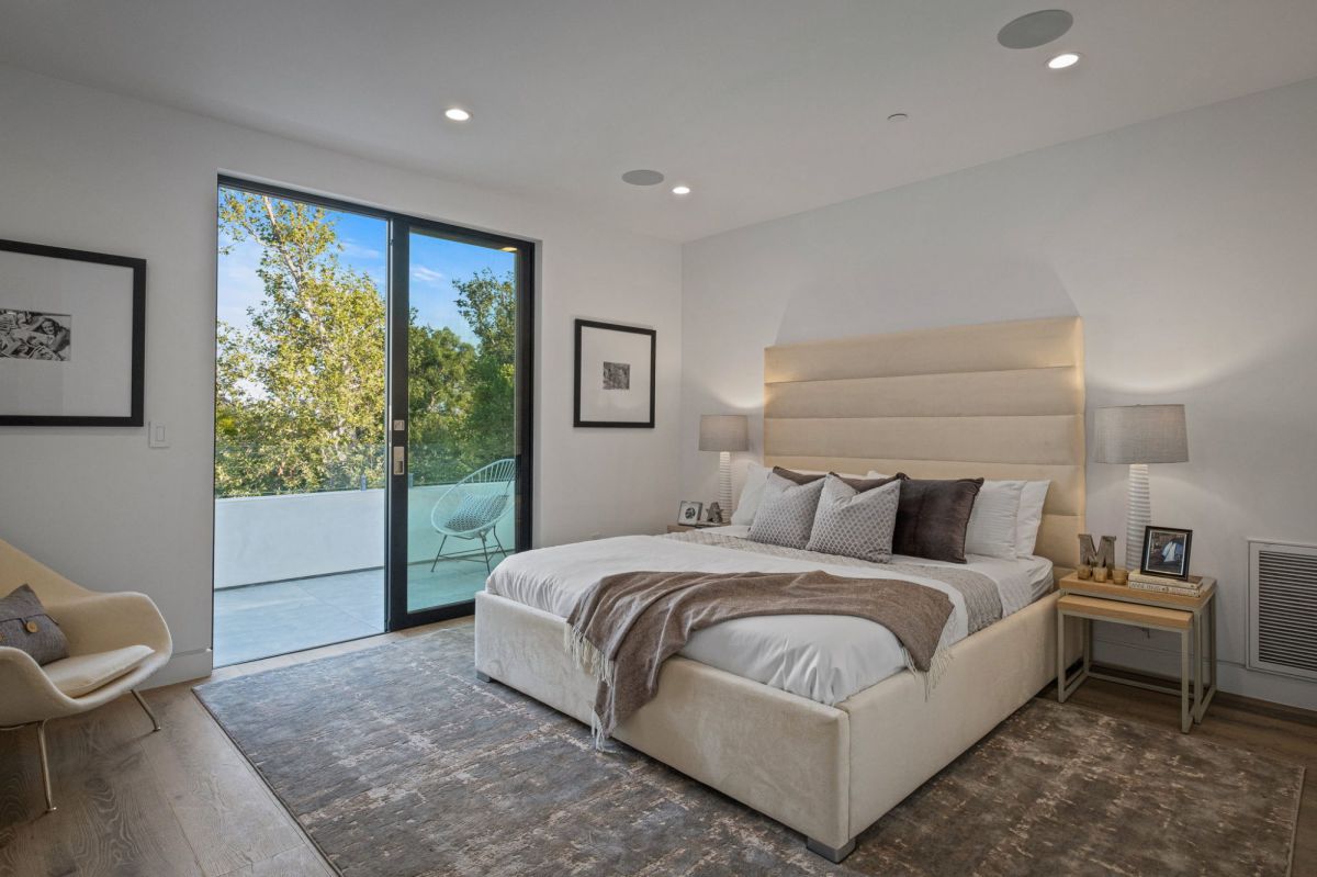 A-Brand-New-Modern-Home-for-Sale-in-Pacific-Palisades-14