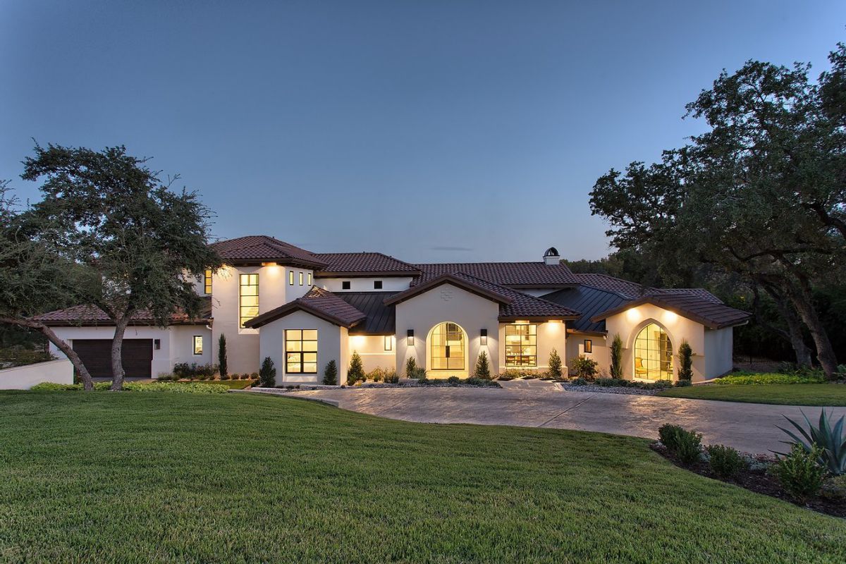 A-Mediterranean-Style-Home-in-Fort-Worth-by-Cornerstone-Architects-1