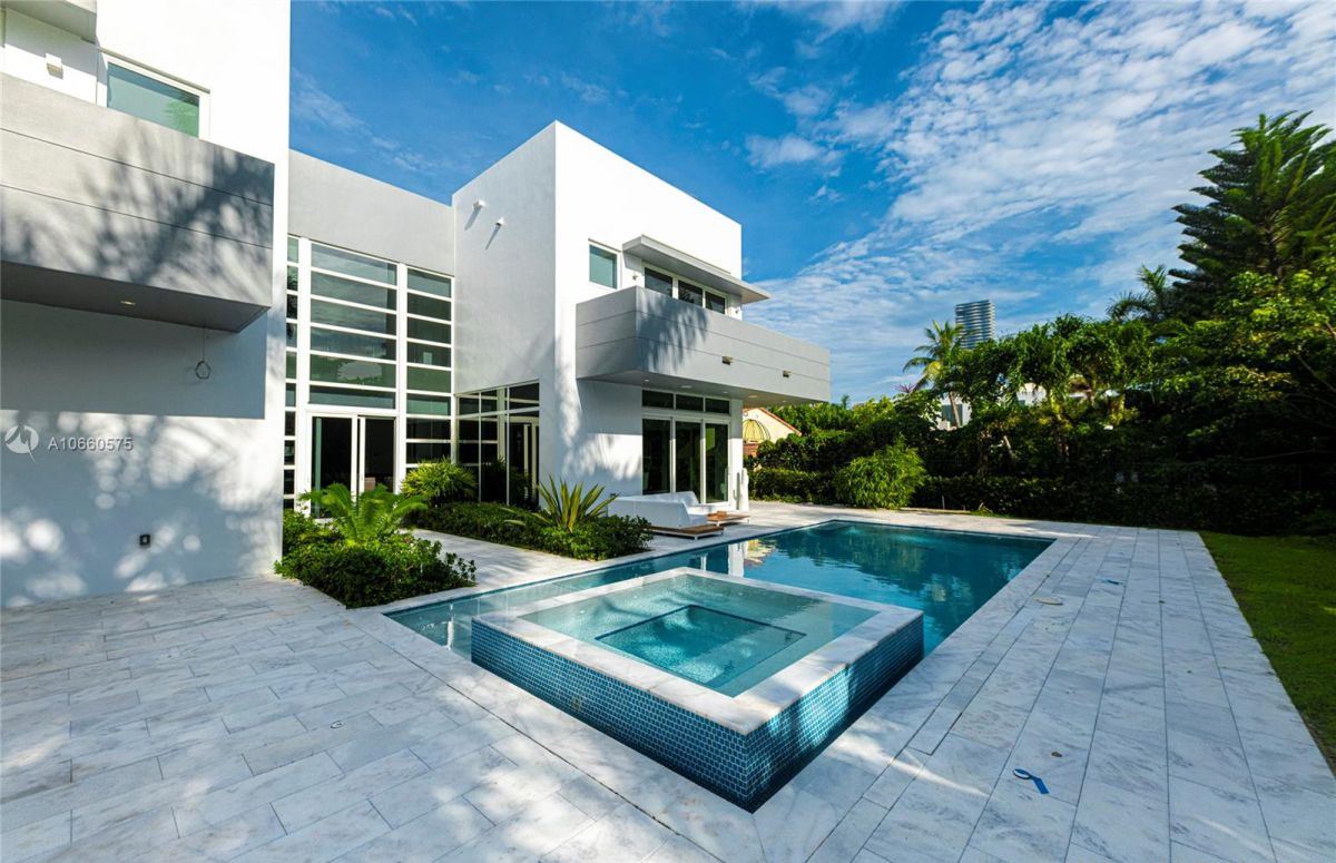 A-Modern-Resort-Style-Golden-Beach-Home-for-Sale-23