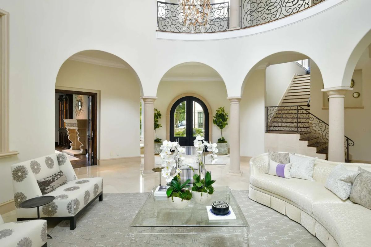 An-Exquisite-Mediterranean-style-Dallas-Home-for-Sale-4