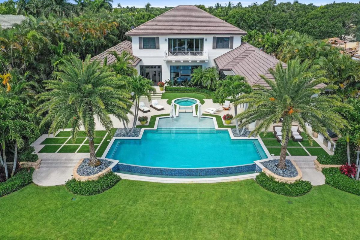 Beautiful-Jupiter-House-on-prestigious-Commodore-Island-1