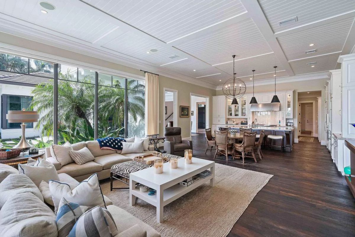 Beautiful-Jupiter-House-on-prestigious-Commodore-Island-23