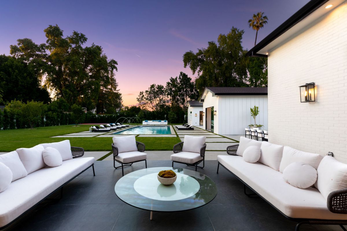 Brand-New-Modern-Farmhome-in-Encino-26