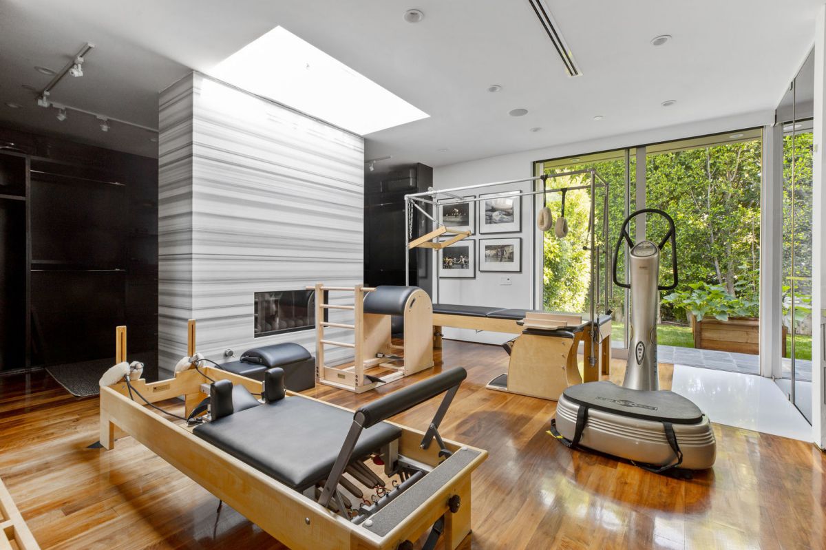Completely-Remodeled-Modern-Beverly-Hills-Home-27