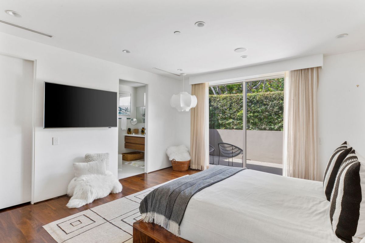 Completely-Remodeled-Modern-Beverly-Hills-Home-28