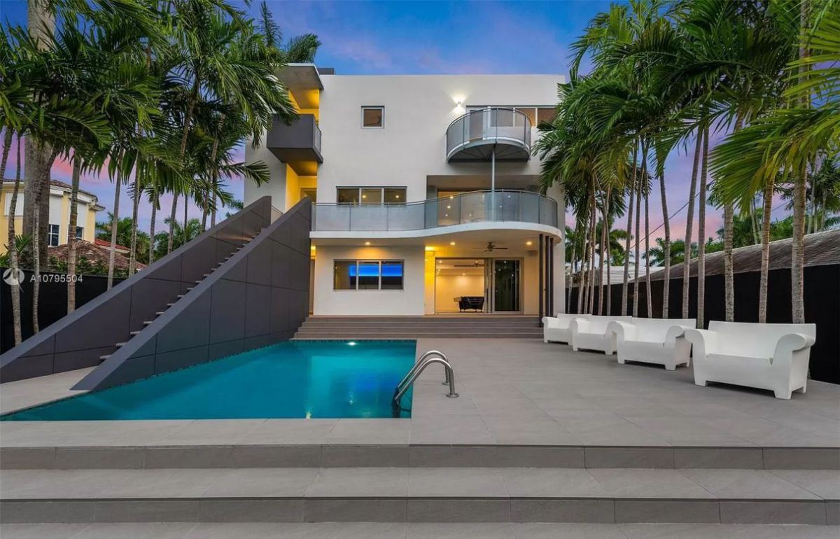 Fairhaven-Modern-Waterfront-Home-for-Sale-in-Miami-13