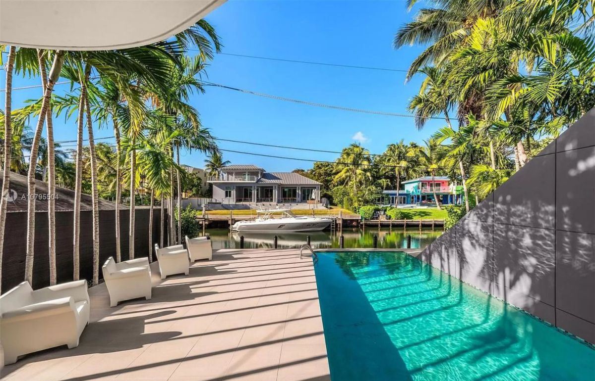 Fairhaven-Modern-Waterfront-Home-for-Sale-in-Miami-18
